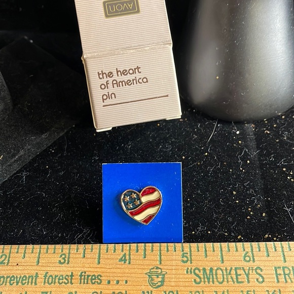 Avon *1990 Vintage Heart of America Pin - Picture 1 of 3